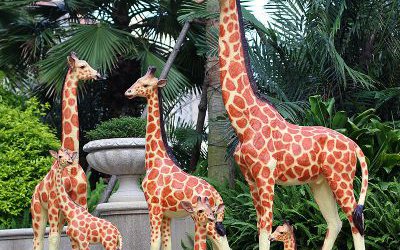 公園廣場玻璃鋼彩繪仿真動(dòng)物長頸鹿雕塑