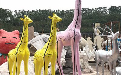 游樂(lè)場(chǎng)大型彩繪玻璃鋼長(zhǎng)頸鹿雕塑