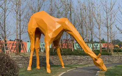 公園玻璃鋼幾何路邊吃草的長頸鹿雕塑