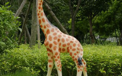公園草坪玻璃鋼彩繪長頸鹿雕塑