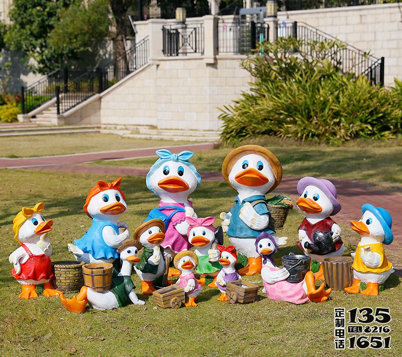 戶外草坪玻璃鋼彩繪卡通鴨子雕塑