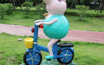 公園景觀玻璃鋼豬爸爸騎車雕塑