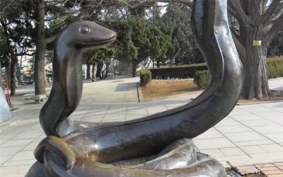 公園廣場大型創(chuàng)意景觀玻璃鋼仿銅蛇雕塑