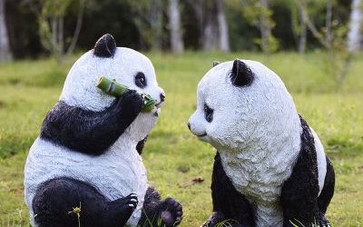 公園草坪擺放的兩只玻璃鋼仿真動(dòng)物國(guó)寶熊貓雕塑