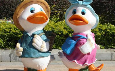 戶外玻璃鋼園林景觀花園庭院幼兒園可愛(ài)裝飾卡通鴨子雕塑