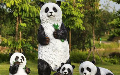 公園擺放仿真彩繪熊貓玩耍一家玻璃鋼熊貓雕塑
