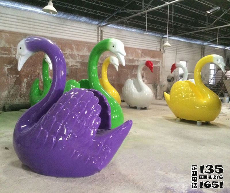 游樂場(chǎng)大型玻璃鋼卡通彩繪天鵝雕塑