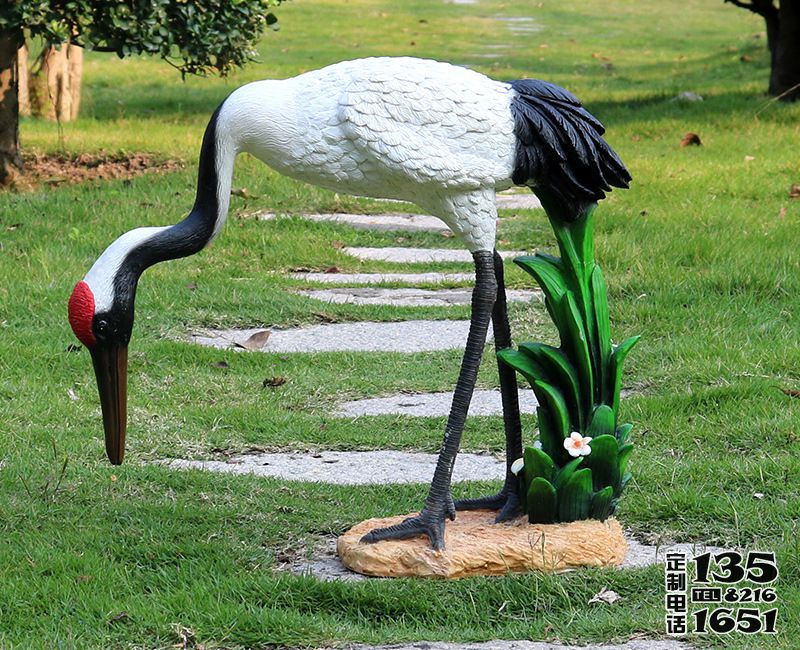 玻璃鋼彩繪仿真戶(hù)外街道低頭覓食的仙鶴雕塑
