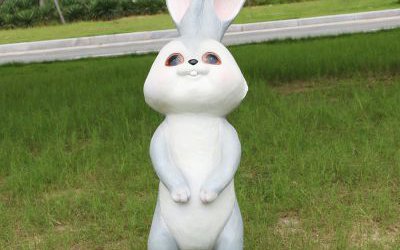 幼兒園一只白色玻璃鋼卡通兔子雕塑