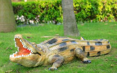 公園草地?cái)[放的張嘴的玻璃鋼仿真彩繪鱷魚(yú)雕塑